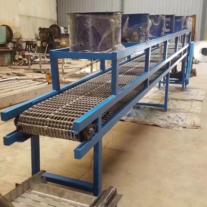降溫傳送帶，風(fēng)冷輸送機(jī)，給高溫?zé)峒t鍛造件降溫的鏈條片輸送機(jī)